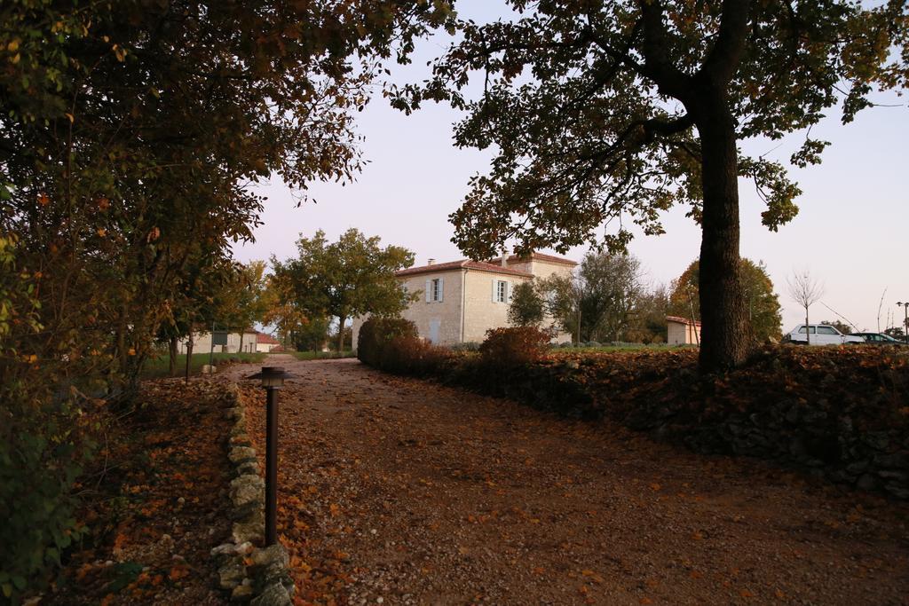 Chambres D'Hotes Domaine De Nazere Avezan Exteriör bild