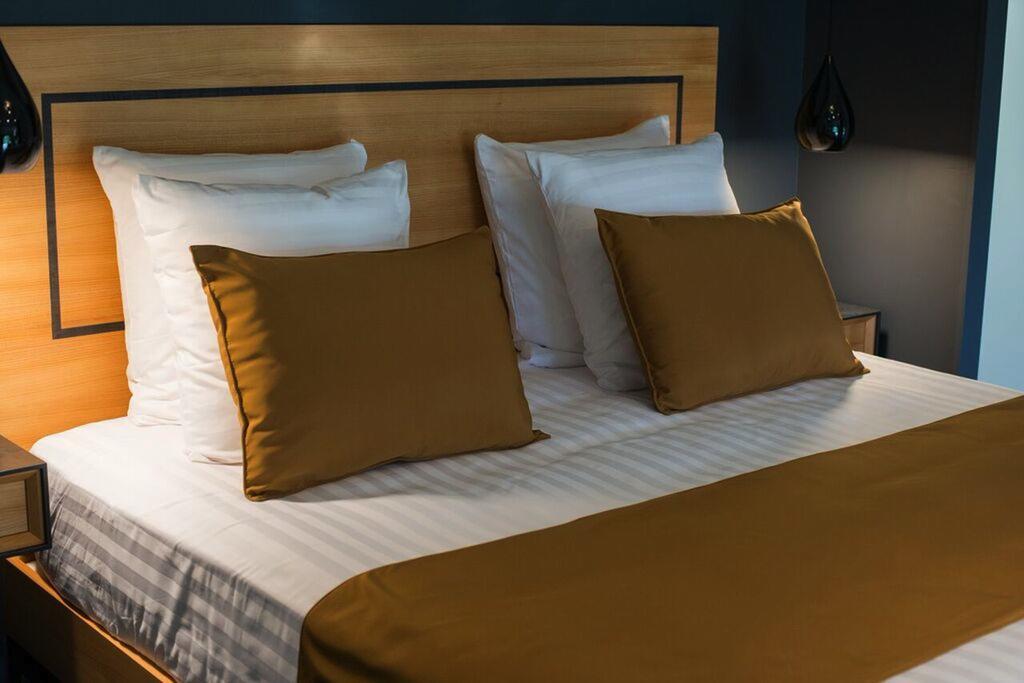 Chambres D'Hotes Domaine De Nazere Avezan Exteriör bild